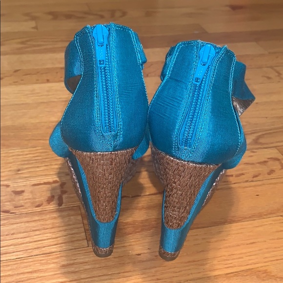 BCBG strappy wedge sandal NWOT - Picture 3 of 4